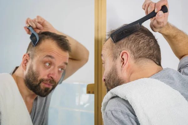 Homem Adulto Frente Espelho Banheiro Escovando Seu Cabelo Curto Usando — Fotografia de Stock