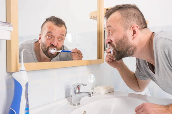 Hombre Adulto Cepillándose Los Dientes Mirando Espejo Baño Durante Rutina —  Fotos de Stock