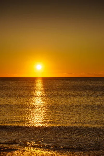 Scénický Západ Slunce Nebo Východ Slunce Nad Hladinou Moře Přírodní — Stock fotografie