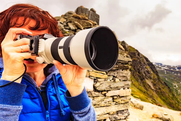 Turistkvinna Njuta Bergslandskap Rese Foto Med Kamera Nationell Turistattraktion Sognefjellet — Stockfoto