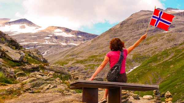 Туристическая Женщина Держит Норвежский Флаг Наслаждаясь Природным Ландшафтом Точки Зрения — стоковое фото