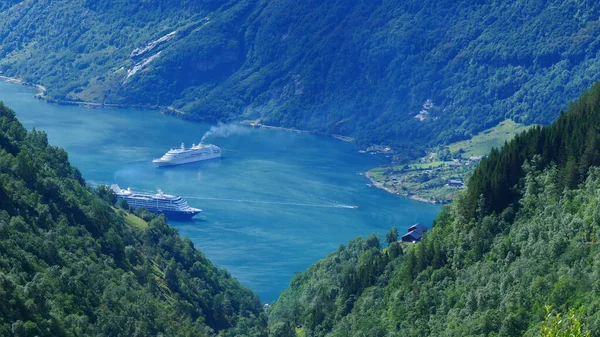 Fiordo Geirangerfjord Con Traghetto Vista Dal Punto Vista Ornesvingen Norvegia — Foto Stock