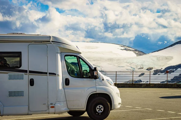 Camper Voertuig Dalsnibba Uitkijkpunt Tegen Bergen Landschap Noorwegen Reizen Avontuur — Stockfoto