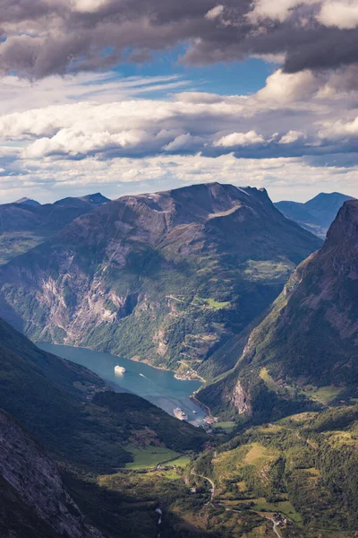 Vacaciones Turísticas Viajes Fantástica Vista Del Paisaje Geirangerfjord Montañas Desde —  Fotos de Stock