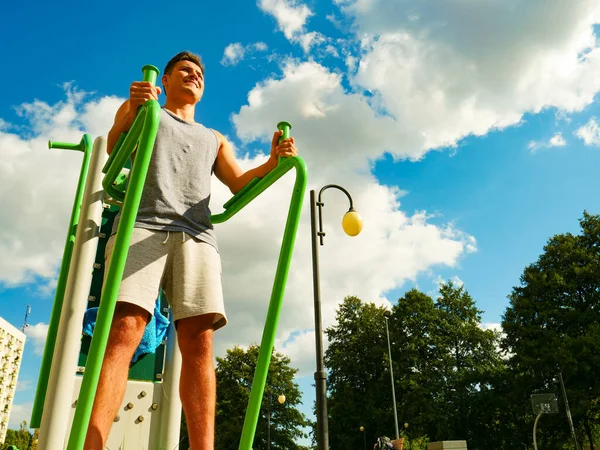 Jongeman Aan Het Trainen Buitensportschool Sportieve Man Lichaamsspieren Uit Oefenen — Stockfoto