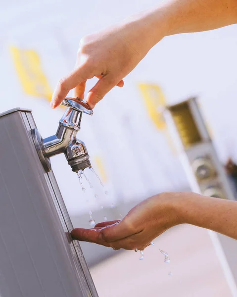 Mulher Lavando Mãos Bebendo Água Limpa Torneira Rua — Fotografia de Stock