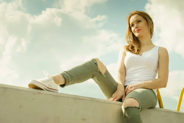 Jonge Mooie Mode Model Vrouw Zittend Betonnen Muur Met Witte — Stockfoto