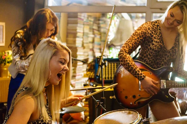 Vrouw Die Zingt Terwijl Rest Van Band Instrumenten Bespeelt Optredend — Stockfoto