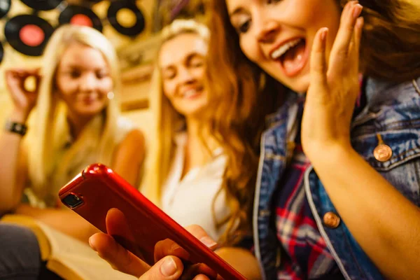 Chica Sentada Pub Usando Teléfono Inteligente Gente Ocio Amistad Tecnología — Foto de Stock
