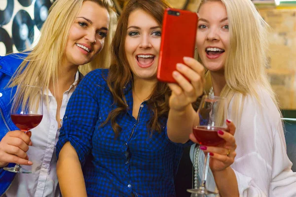 Happy Girls Best Friends Drinking Alcohol Night Club Gossiping Talking — Stock Photo, Image