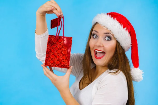 Jonge Volwassen Vrouw Geeft Graag Kerstcadeaus Vrouw Dragen Kerstman Hoed — Stockfoto