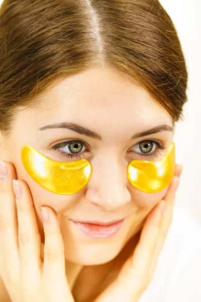 Mulher Jovem Aplicando Manchas Colágeno Dourado Sob Olhos Máscara Removendo — Fotografia de Stock