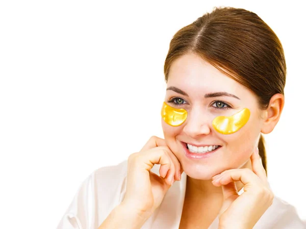Mulher Aplicando Manchas Colágeno Dourado Sob Olhos Branco Máscara Removendo — Fotografia de Stock