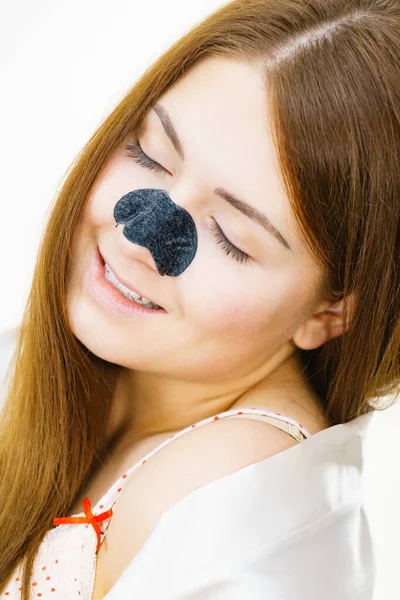 Kvinna Med Kolremsa Näsan Remover Mask För Pormaskar Rengöring Flicka — Stockfoto