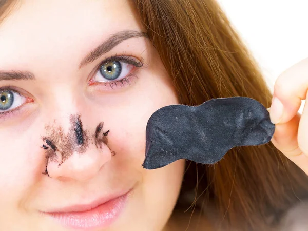 Žena Odstraňuje Póry Čistící Textilní Masku Dřevěné Pásky Nosu Dívka — Stock fotografie