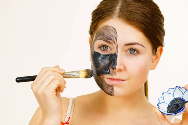 Huidverzorging Vrouw Met Moddermasker Diepe Reiniger Haar Gezicht Vrouw Houdt — Stockfoto