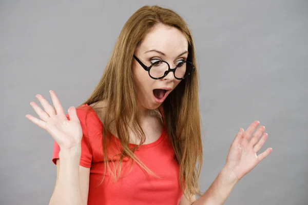 Sorprendido Mujer Sorprendida Con Pelo Castaño Usando Divertidas Gafas Redondeadas — Foto de Stock