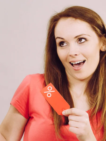 Gülümseyen Mutlu Kadın Elinde Kırmızı Etiket Etiket Özel Teklif Büyük — Stok fotoğraf