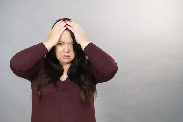 Baş Ağrısı Migren Stres Başı Ağrıyan Yetişkin Bir Kadın Için — Stok fotoğraf