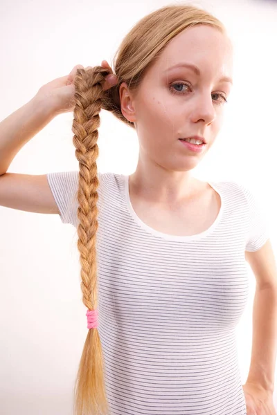 Blond Meisje Met Vlechthaar Haarverzorging Haarstyling — Stockfoto