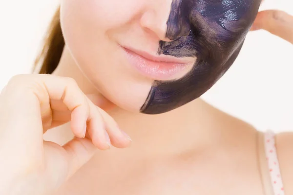 Cura Della Pelle Donna Con Maschera Viso Carbone Detergente Profondo — Foto Stock