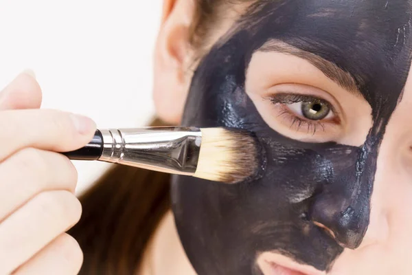 Soins Peau Femme Appliquant Masque Boue Purifiante Noire Argile Cicatrisante — Photo