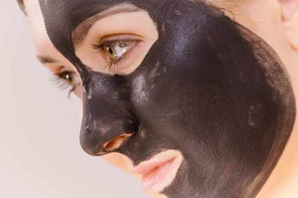 Cuidado Piel Mujer Con Mascarilla Facial Carbón Limpiador Profundo Cara — Foto de Stock