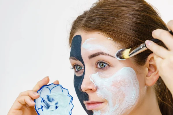 Femme Avec Masque Noir Carbo Argile Sur Moitié Visage Appliquant — Photo