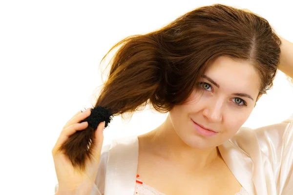 Jovem Roupa Interior Sem Maquiagem Desligando Seu Longo Cabelo Castanho — Fotografia de Stock