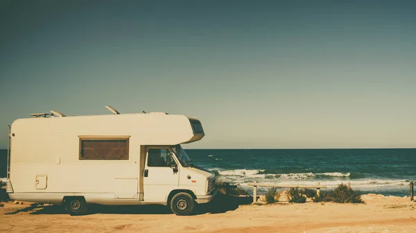露营者 西班牙地中海沿岸的娱乐车 在自然海滩上露营 假日和驾车回家旅行 — 图库照片