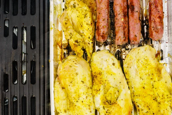 Zamknij Pyszne Mięso Kurczaka Kiełbasy Grillując Grillu Gazowym Grill Obiad — Zdjęcie stockowe