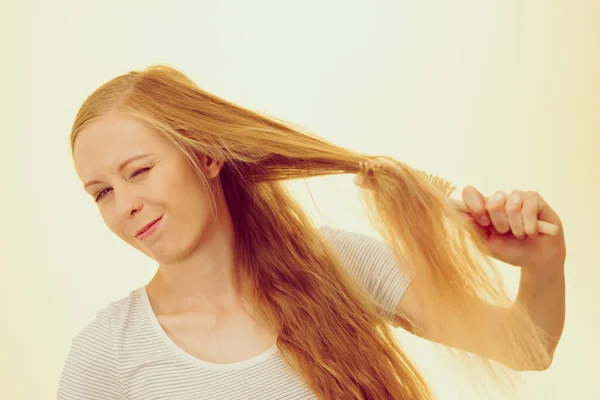 Femme Blonde Avec Brosse Peigner Ses Cheveux Très Longs Désordonnés — Photo