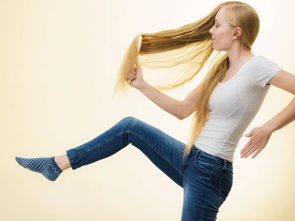 Mujer Rubia Con Cepillo Peinándose Pelo Muy Largo Adolescente Cuidando — Foto de Stock