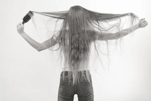 Mulher Loira Com Escova Penteando Seu Cabelo Muito Longo Menina — Fotografia de Stock