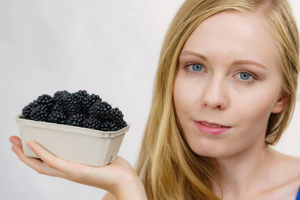 Chica Sosteniendo Frutas Frescas Mora Caja Papel Fruta Estacional Saludable — Foto de Stock