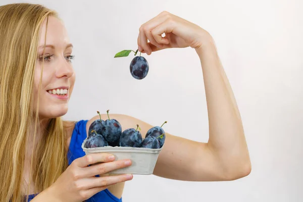 Chica Sosteniendo Frutas Ciruela Azul Caja Papel Fruta Saludable Temporada — Foto de Stock