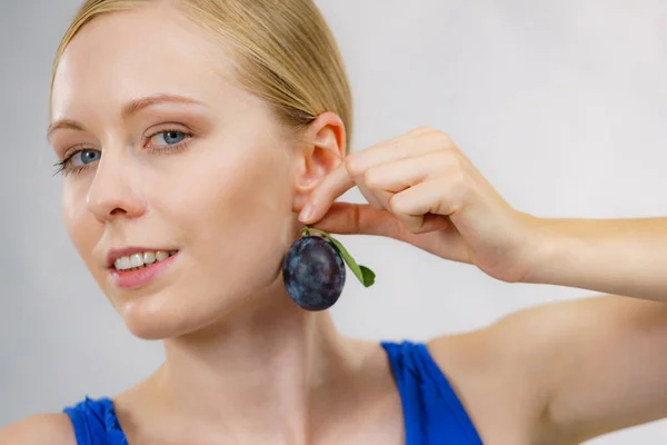 Menina Segurando Ameixa Azul Seu Ouvido Frutas Sazonais Saudáveis Dieta — Fotografia de Stock