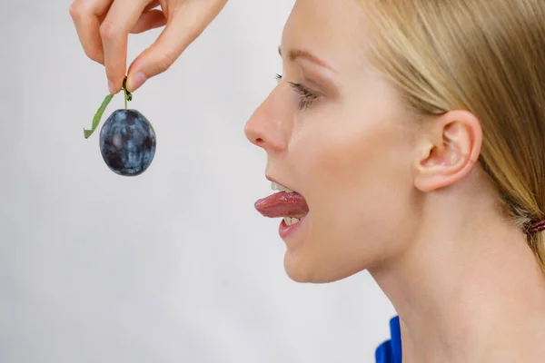 Menina Segurando Única Ameixa Azul Frutas Sazonais Saudáveis Nutrição Orgânica — Fotografia de Stock