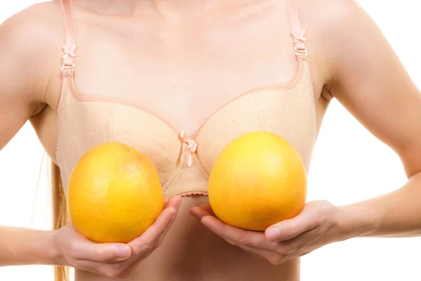 Smal Ung Kvinna Små Bröst Bär Behå Med Stora Apelsinfrukter — Stockfoto