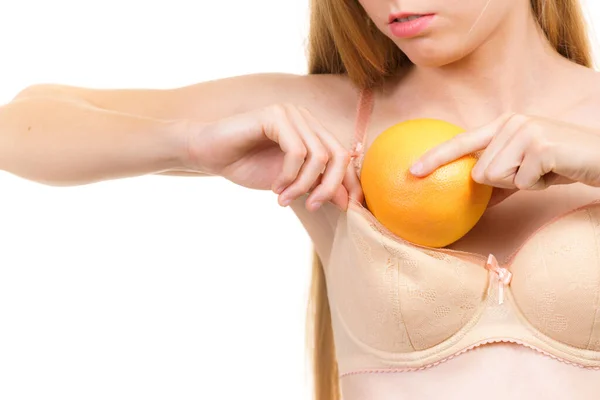 Slim Mujer Joven Tetas Pequeñas Pone Grandes Frutas Color Naranja — Foto de Stock