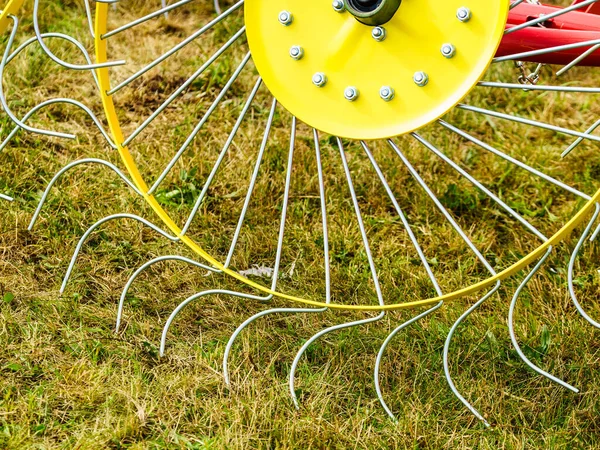 Traktor Med Roterande Hjul Rake Jordbruk Maskin Detalj — Stockfoto