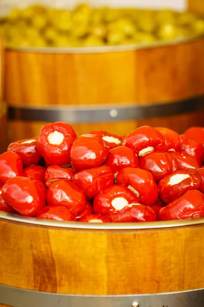 Pimientos Rojos Rellenos Con Queso Crema Feta Para Venta Mercado —  Fotos de Stock