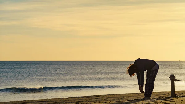 Mujer Pijama Por Mañana Playa Mujer Estirándose Haciendo Deportes Aire — Foto de Stock