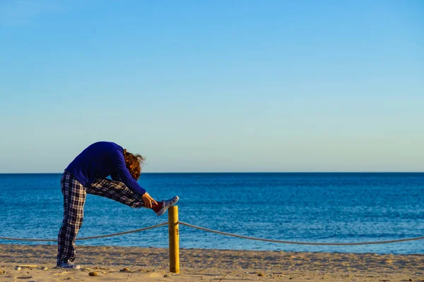 Frau Schlafanzug Morgens Strand Weibliche Stretching Sport Freien Aktives Wohnkonzept — Stockfoto