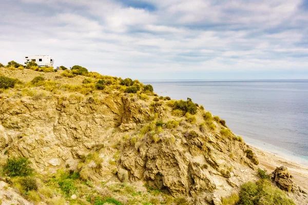 Cala Mochuela Nın Yukarısındaki Uçurumda Kamp Yapan Bir Kamp Arabası — Stok fotoğraf