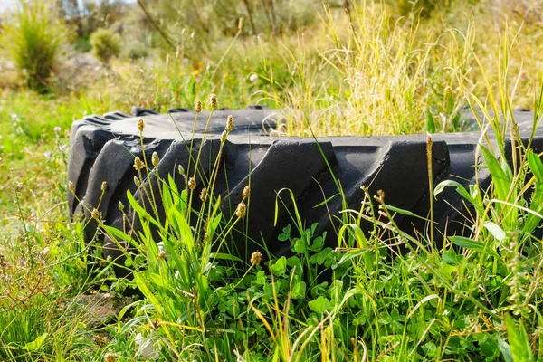 被毁的橡胶车胎压在草地上 环境保护 废物污染问题 — 图库照片