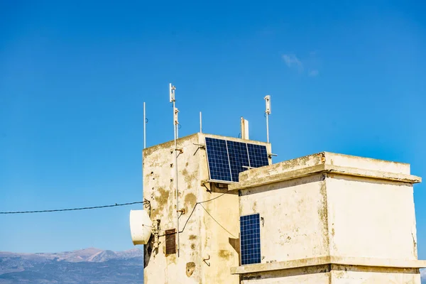 Huset Wal Med Solceller Paneler Ladda Batterier Begreppet Förnybar Miljöenergi — Stockfoto
