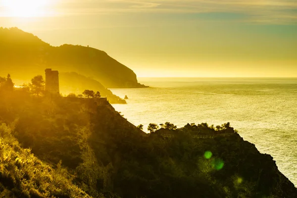 海岸景观与了望塔 Torre Del Pino Pine Tower Cliffs Maro Cerro Gordo — 图库照片