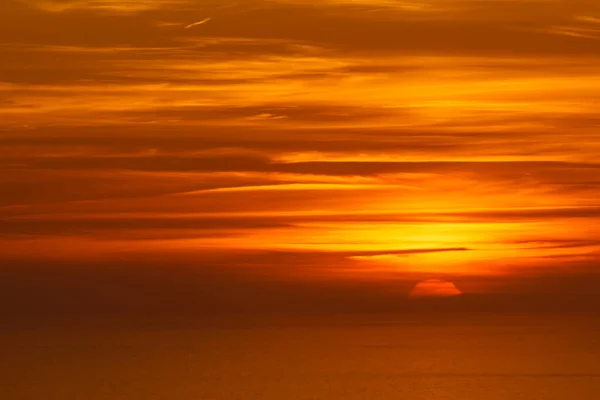 Ηλιοβασίλεμα Πάνω Στη Θάλασσα Ήλιος Βυθίζεται Κάτω Από Τον Ορίζοντα — Φωτογραφία Αρχείου