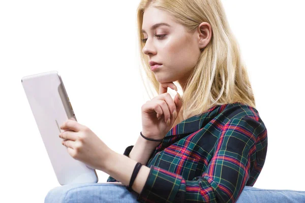 Junge Teenagerin Nutzt Tablet Während Sie Auf Dem Sofa Sitzt — Stockfoto